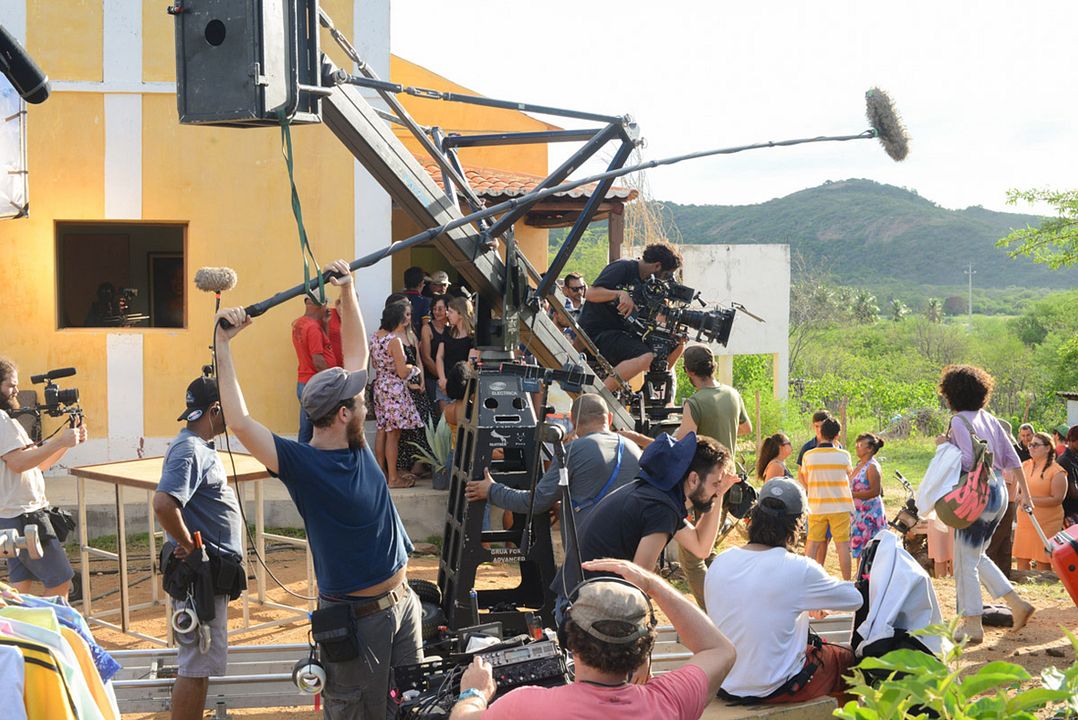Abertura de Bacurau (2019) — câmera desce do espaço sobre um Brasil apagado. Foto: Victor Jucá / Vitrine Filmes