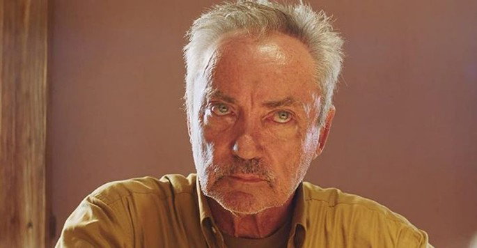 Michael (Udo Kier), o invasor americano em Bacurau (2019). Foto: Vitrine Filmes